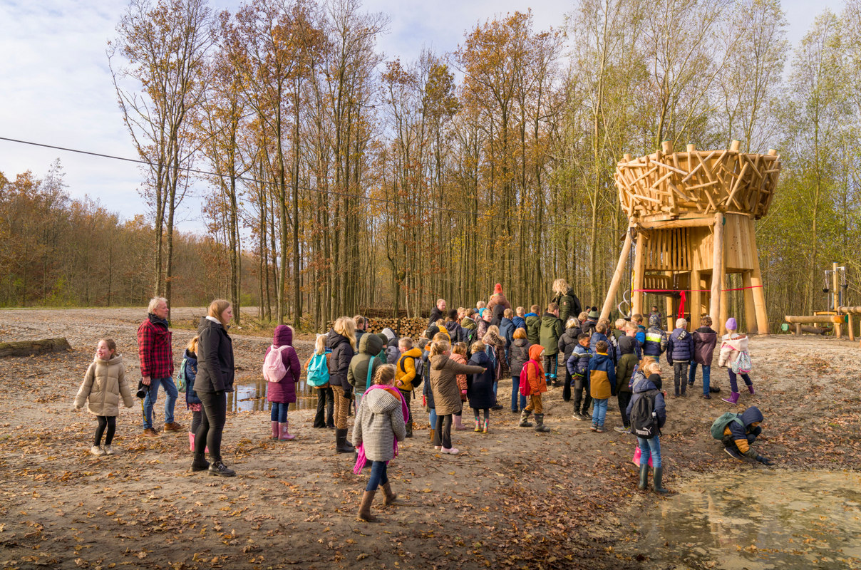 Leerlingen van cbs De Borgstee openden samen met Sinterklaas natuurspeelplaats Lauwersnest